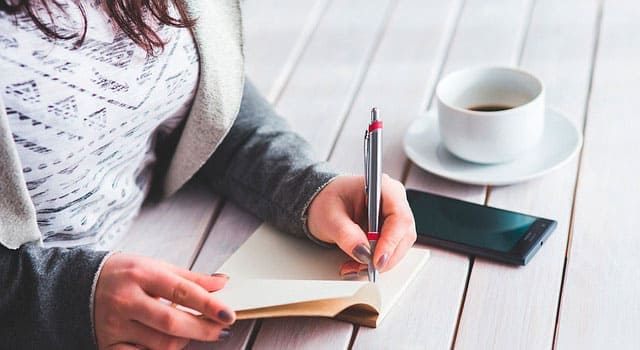 Junge Frau sucht Job als Putzhraft im Internet mit Smartphone Haushaltshilfe Jobs