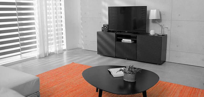 Klare Linienführung im Wohnzimmer durch TV-Sideboard, Teppich, Nierentisch und Sofa sowie Sauberkeit und Ordnung - Putzfrau Hamburg Eppendorf