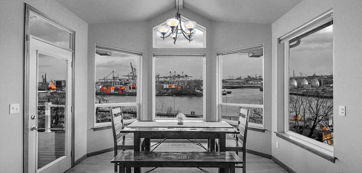 Essbereich mit streifenfrei gereinigten Eckfenstern und mit Blick auf Hafenanlage Altona. Putzfrau Hamburg-Altona.