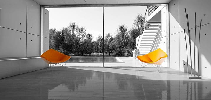 Picobello Spa-Bereich mit spiegelndem Fußboden und streifenfreier Sicht durch Fensterwand auf den Außenpool - Putzfrau Hamburg-Harvestehude.