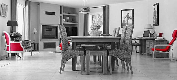 Wohn- und Essbereich mit Kamin im Hintergrund, Leseecke und Arbeitsplatz  - Putzfrau Hamburg-Lehmrade.