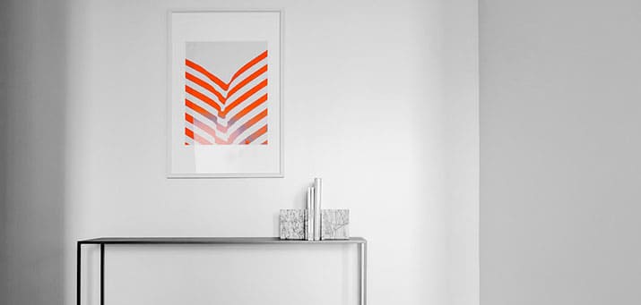 Tipptopp Eindruck durch minimalistisches Sideboard in Zimmerecke mit darüberhängendem Bild und Sauberkeit durch Putzfrau Hamburg-Marienthal.