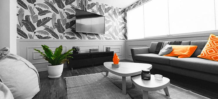 Wohnzimmer mit Blick auf Wand-TV, Sideboard, Sofa und Beistelltische - Putzfrau Hamburg-Ritzerau.