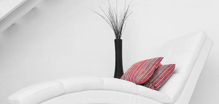 Chaiselongue an Treppenaufgang. Perfekt gepflegte Design-Relaxliege dank Putzfrau Hamburg-Winterhude.